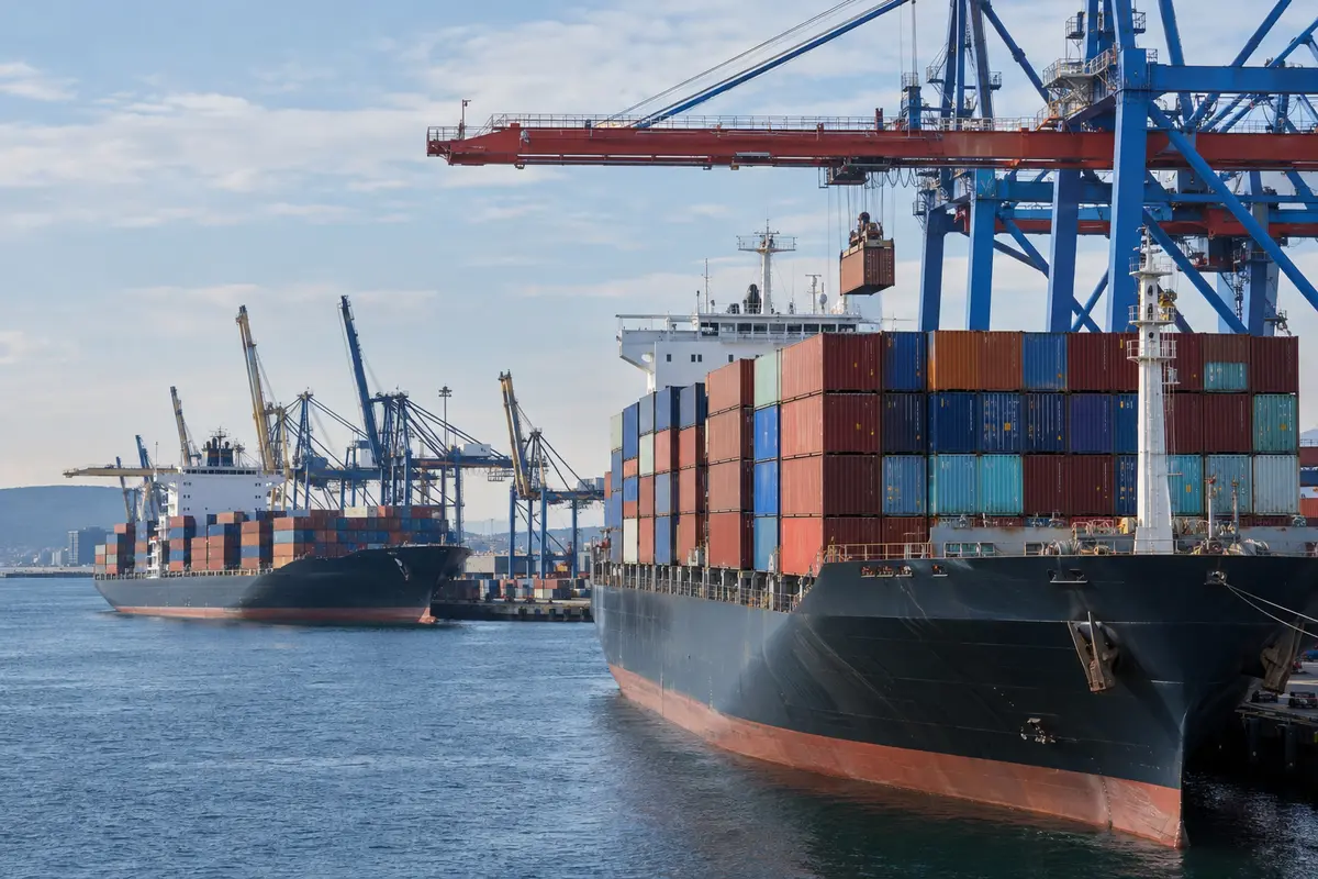 Export and import containers at a port